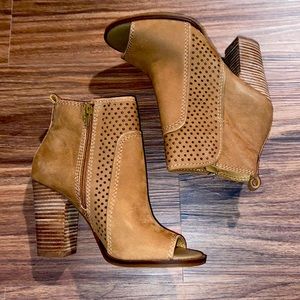 Lucky Brand Women's Lakmeh Ankle Bootie. The color is sesame. Women’s 7.5M